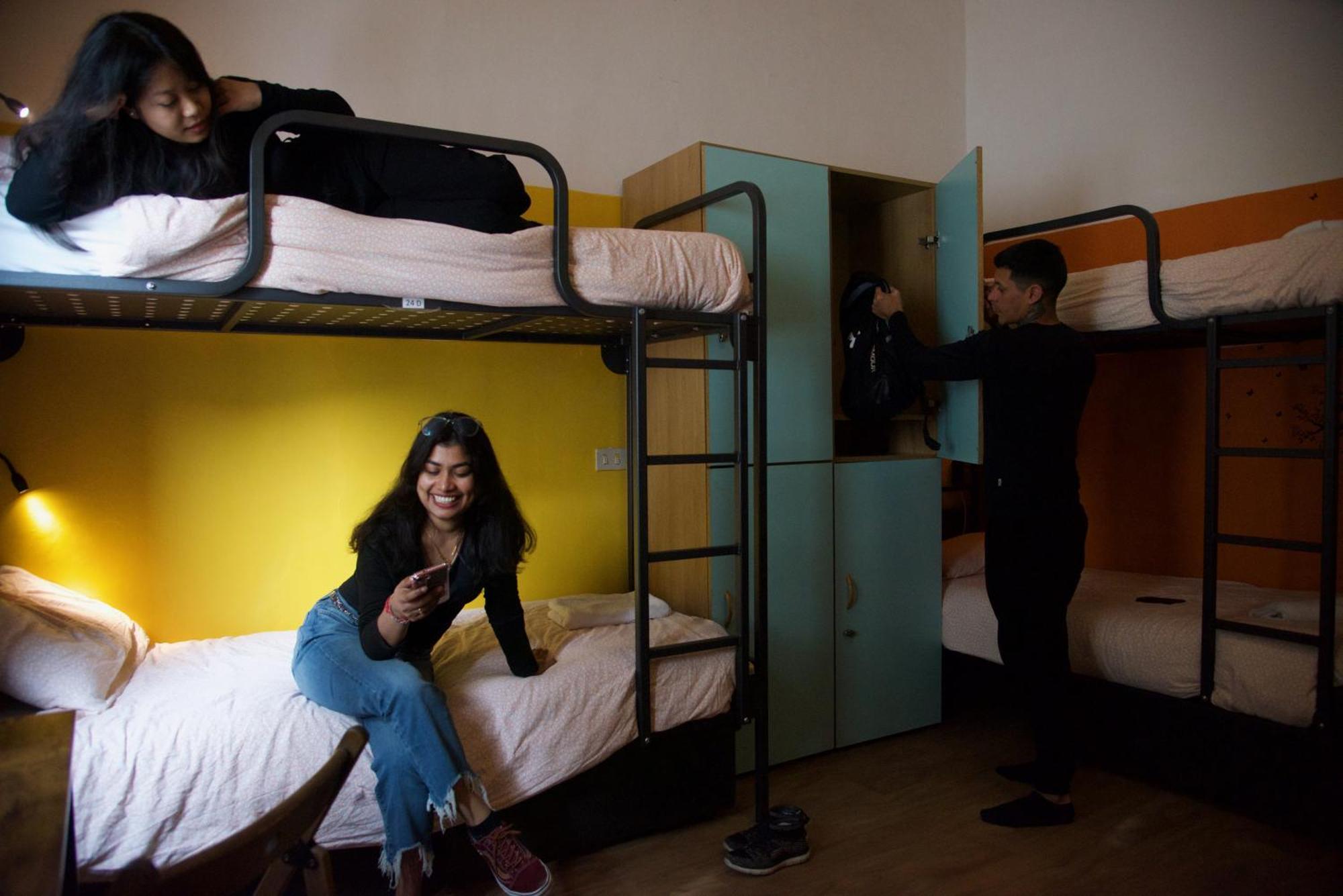Hostel Sunflower City Student & Bar