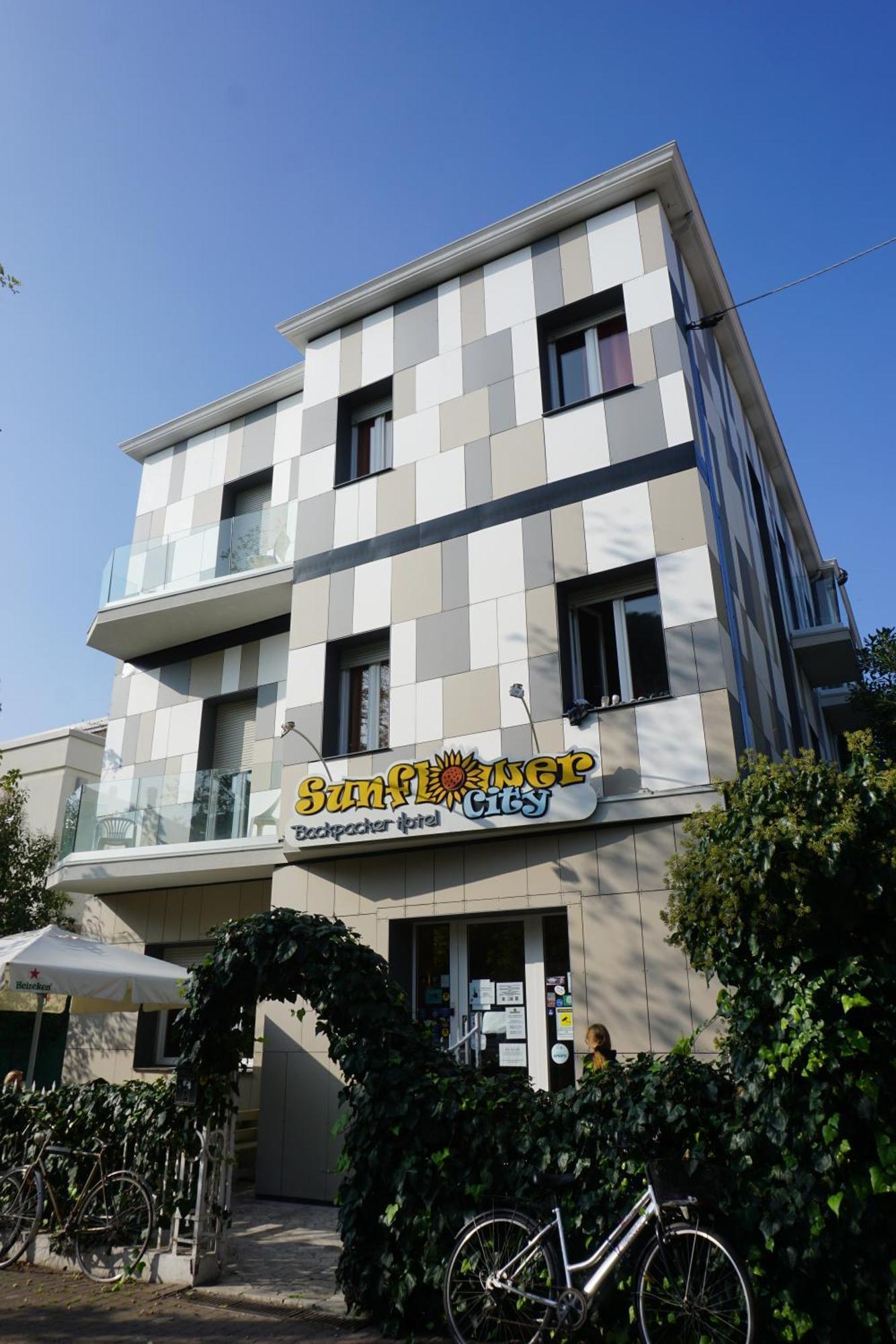 Sunflower Student & Bar *